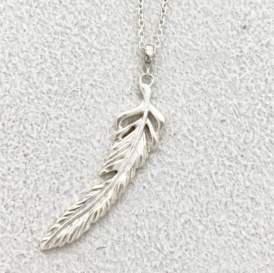 FEATHER NECKLACE Silver