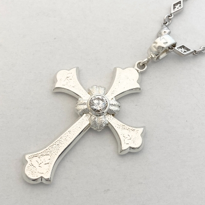 GIANT ANTIQUE LEAF CROSS PENDANT WITH ROUND CENTER BEZEL Silver / Zirconia