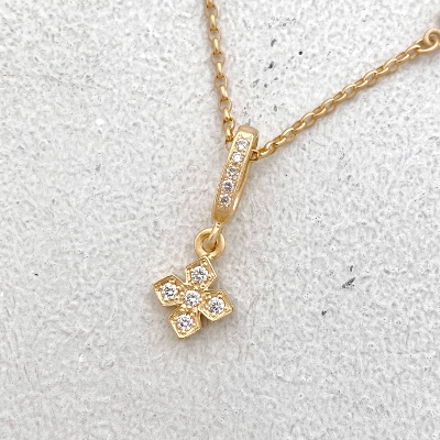 TINY ROUND PRINCESS CROSS PENDANT 18k Yellow Gold / DIAMONDS