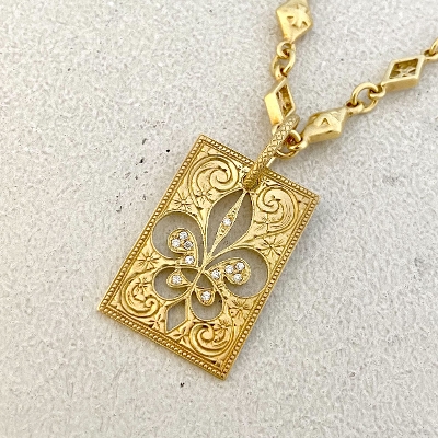 SMALL RECT FLAT ROYAL FLEUR DE LIS PENDANT 18k Yellow Gold / DIAMONDS