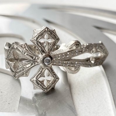 SIDEWAY ELONGATED QUATERFOIL CROSS FDL SILVER RING/Zirconia Ring