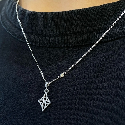 PETITE QUATERFOIL NECKLACE