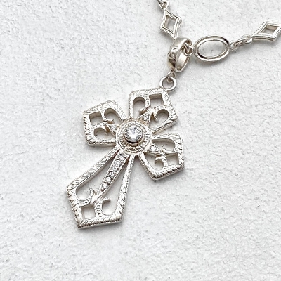 ETCHED CATHEDRAL CROSS PENDANT Silver / Zirconia