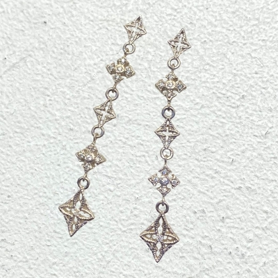 QUARTERFOIL W/FANCY CROSS LINED EARRING 18k White Gold / DIAMONDS