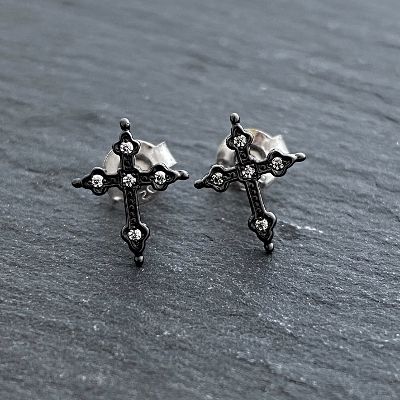 PETITE GOTHIC CROSS PIERCE/BLACK RUTHENIUM